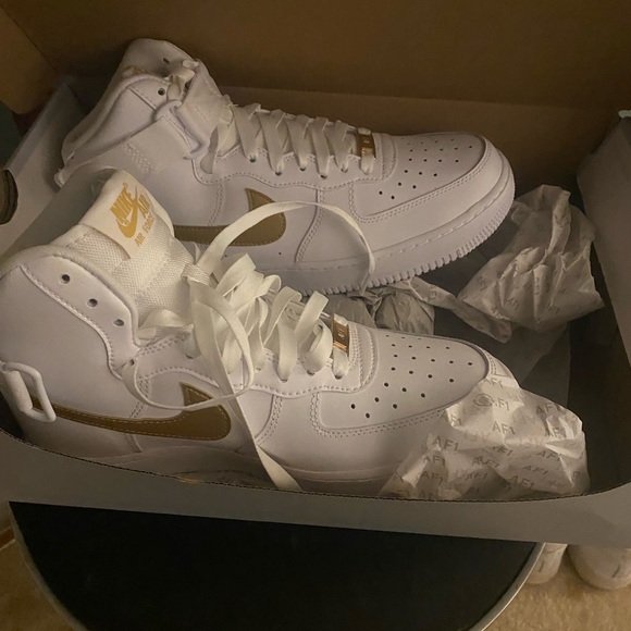 2022 Nike Air Force 1 - White Metallic Gold - Picture 3 of 3